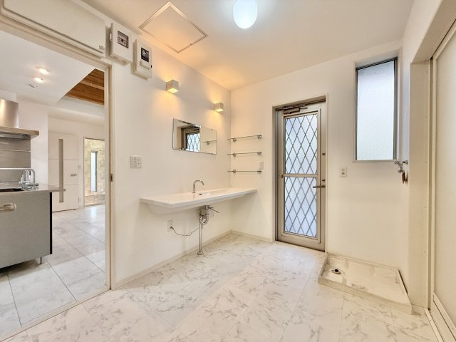 浜名区染地台2丁目の独立洗面台|デザイン性のある洗面台で、白を基調とした上品な雰囲気が魅力です♪