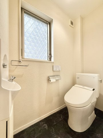 浜名区染地台2丁目のトイレ|シックなデザインのトイレです！洗面台があるので便利にお使いいただけます。