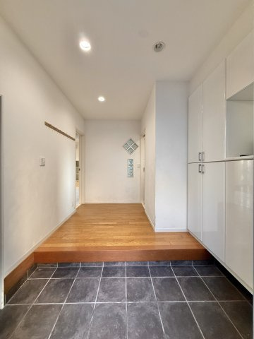 浜名区染地台2丁目の玄関|おしゃれな雰囲気の玄関にクローゼットが付いていて、収納も充実しています！