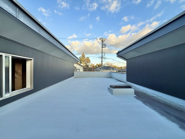 浜名区染地台2丁目のバルコニー|屋根裏から屋上テラスに出られるようになっています。かなり広いスペースなので、人目をきにせずBBQや、カフェ空間として利用して頂くことが可能です♪