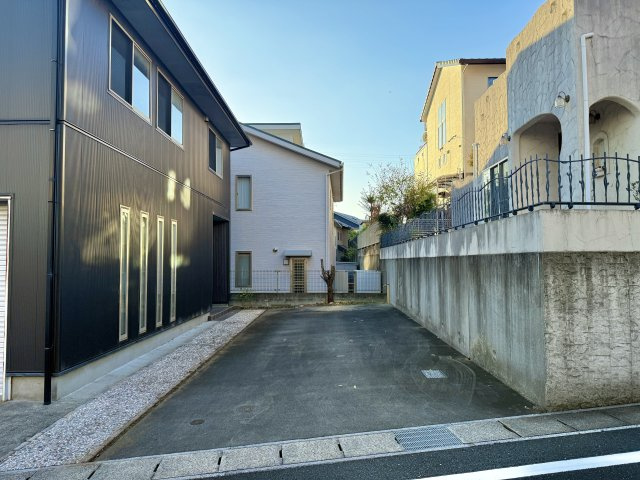 浜名区染地台2丁目の駐車場|ガレージを含め５台分の駐車スペースがあり、前面道路はあまり車が通らないので、車の出し入れがしやすいです♪