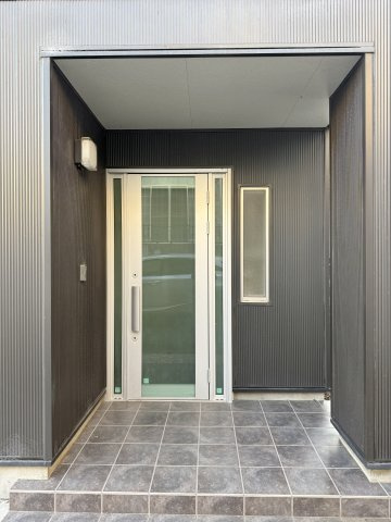 浜名区染地台2丁目の玄関|黒で引き締まった玄関が魅力的です！