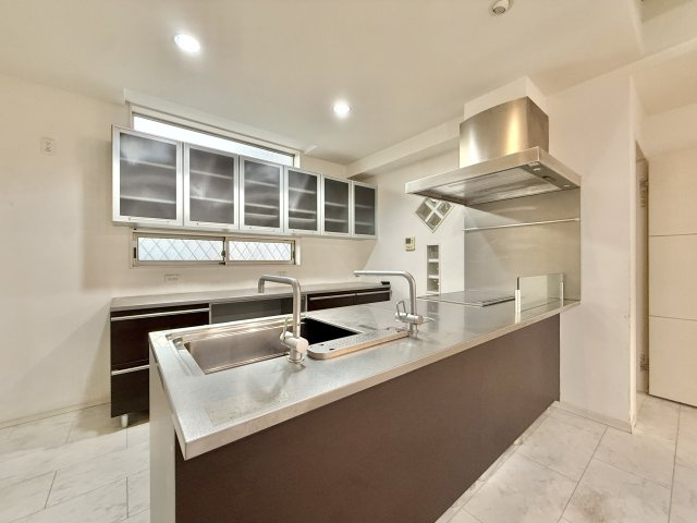 浜名区染地台2丁目のキッチン|キッチンはペニンシュラキッチンを採用。使い勝手良し！見た目良し！で映えますね♪