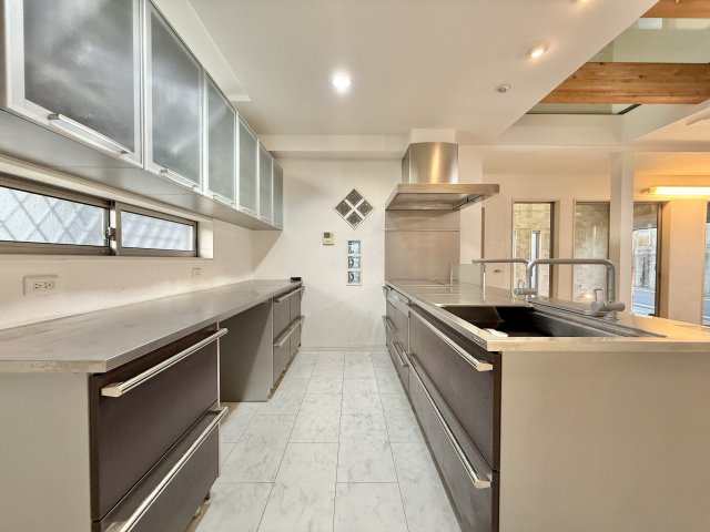 浜名区染地台2丁目のキッチン|収納力豊富なカップボード付き！食器やカトラリーをスッキリと収納していただけます！