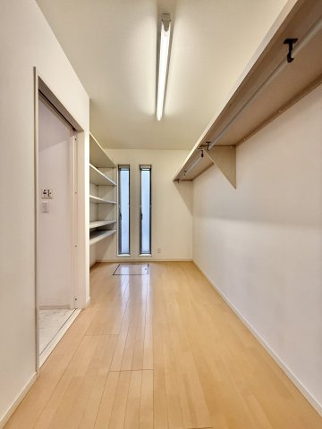 浜名区染地台2丁目の収納|広々とした空間に大きなクローゼットが備わっており、収納にもゆとりが生まれます。