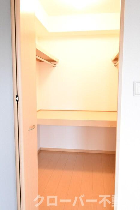 リビングタウン宇多津東 B棟の収納|ウォークインクローゼット