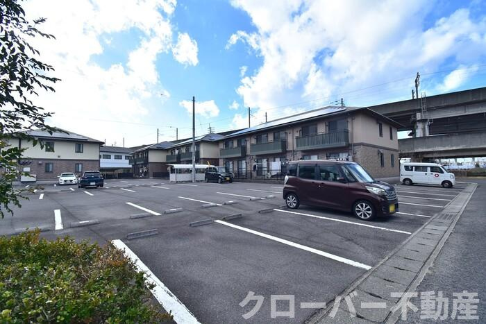 リビングタウン宇多津東 B棟の駐車場|駐車場