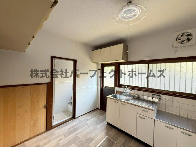 昭栄町テラスハウス　賃貸の居間・リビング|こちらの居間で趣味の時間をお楽しみください