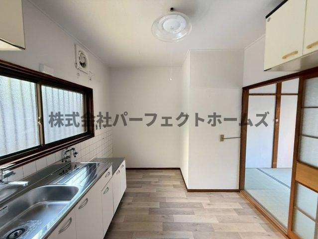 昭栄町テラスハウス　賃貸の居間・リビング|ゆったり過ごせるリビングです