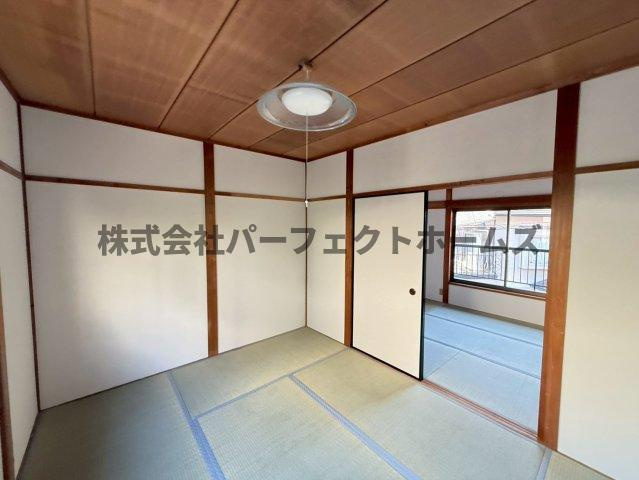 昭栄町テラスハウス　賃貸の和室|落ち着いた雰囲気の和室付きです