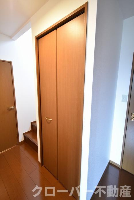 四天ハイツ J棟の収納|階段下収納