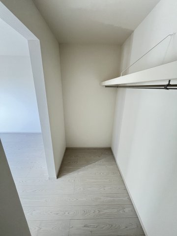 【収納】 | 福岡市南区中尾1丁目3期　1号棟（全2棟）【仲介手数料無料・0円】 | 現地写真。ウォークインクローゼットです。