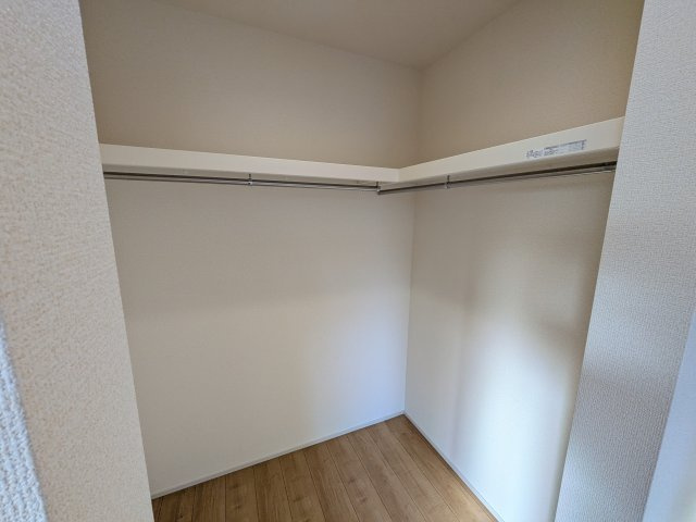 土浦市天川2丁目5期　新築戸建て　1号棟の収納|大容量のウォークインクローゼット。衣類はもちろん、スーツケースや季節の家電もまとめて収納でき、居室空間をすっきりと保ちます。