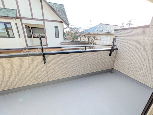 土浦市天川2丁目5期　新築戸建て　1号棟のバルコニー|広々としたワイドバルコニーは、日当たり良好で毎日の洗濯物干しに最適です。
