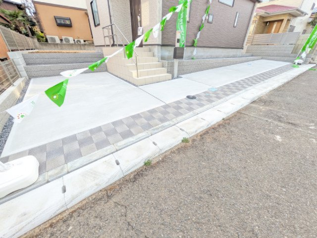 土浦市天川2丁目5期　新築戸建て　1号棟の駐車場|駐車3台可能で、出し入れしやすいゆとりのカースペース。
月々の駐車場代が不要な点も大きな魅力です。