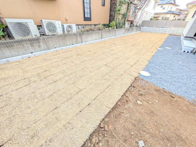 土浦市天川2丁目5期　新築戸建て　1号棟の庭|リビングに明るい光を届ける南庭。
お子様の遊び場やペットのスペースとしても最適です。
室内外で心地よい暮らしが叶います。