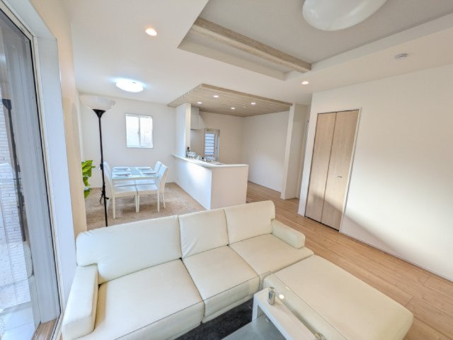 土浦市天川2丁目5期　新築戸建て　1号棟の居間・リビング|居心地の良いデザインと機能性を両立。
ご友人を招いたり、趣味を楽しんだり、様々なシーンで活躍する団らんの中心地です。