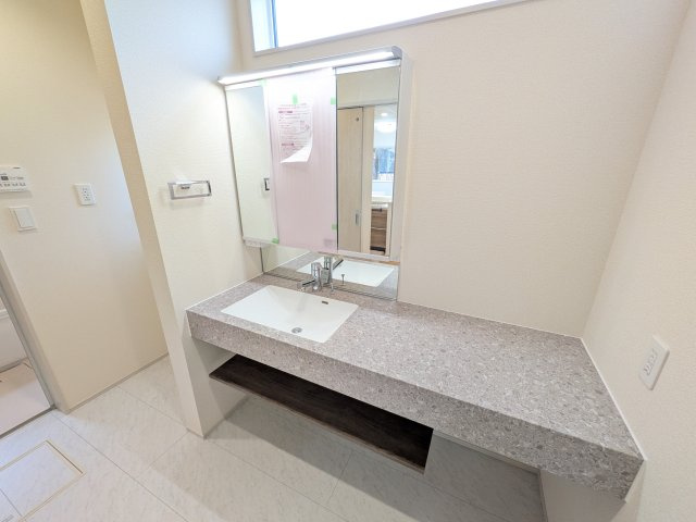 土浦市天川2丁目5期　新築戸建て　1号棟の独立洗面台|三面鏡の洗面化粧台はミラー扉の内側がすべて収納スペースになっており、収納力も魅力的です♪
ボックスティッシュも収納可能で、可変トレイは収納物に応じて高さ調整ができます！
取り外して洗えるので清潔です♪