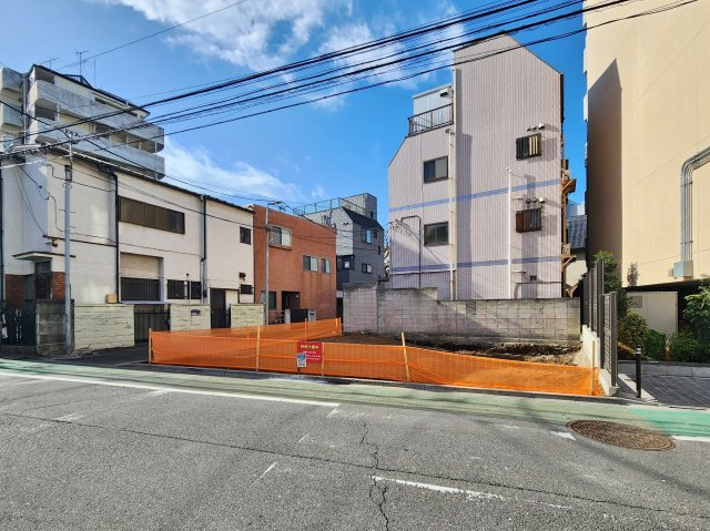 板橋区弥生町 限定区画の外観|現況更地になりました
是非、現地にて土地のボリュームや陽当たり周辺環境などご確認ください♪
東側約7.2ｍ公道×南側約4ｍ道路に面する東南角地
建築条件ございません
お好きなプランで建築できます