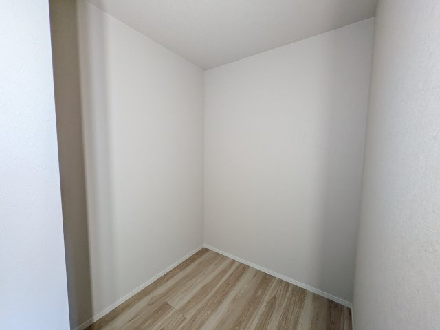 牛久市南　17期　新築戸建て　1号棟の収納|大容量のウォークインクローゼット。衣類はもちろん、スーツケースや季節の家電もまとめて収納でき、居室空間をすっきりと保ちます。