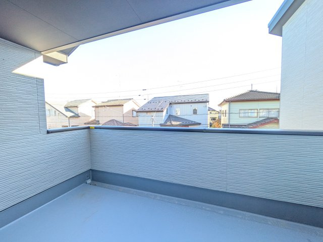 牛久市南　17期　新築戸建て　1号棟のバルコニー|洗濯物も布団もまとめて干せるワイド設計。
広々としたワイドバルコニーで、家事の効率が上がり、日々の暮らしが快適になります。