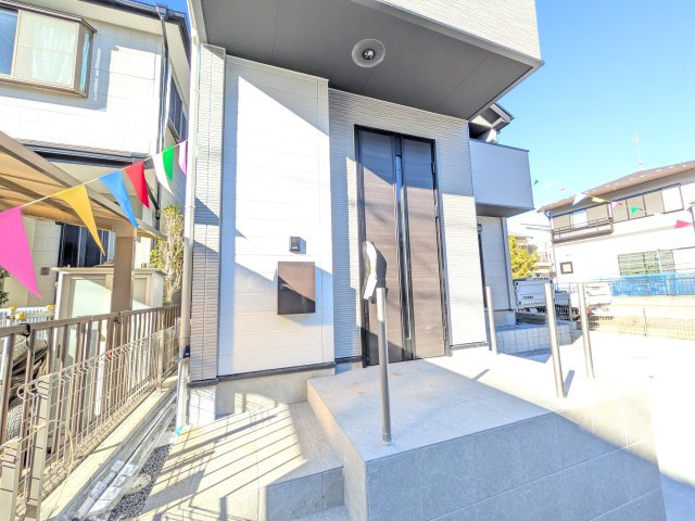 牛久市南　17期　新築戸建て　1号棟の玄関|玄関ドアはカードキーで開閉も楽々♪
スマホでの開錠と施錠も可能です！
玄関上部には人感センサー付きのダウンライトがあるので、夜間の帰宅時に自動で点灯してくれます♪
防犯対策面にも一役買ってくれます！