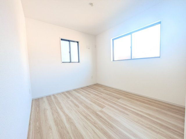 牛久市南　17期　新築戸建て　1号棟の洋室|たっぷり収納と明るい窓で、片付けも気持ち良くできる洋室。
お子様の「自分の部屋が欲しい」という夢を叶えます。