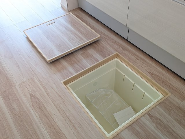 牛久市南　17期　新築戸建て　1号棟のキッチン|お米や根菜などの食材保管にも適した、便利な床下収納。使用頻度の低い調理器具なども賢く収納できます。