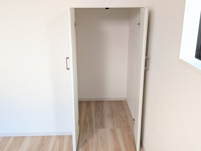 牛久市南　17期　新築戸建て　1号棟の収納|衣類や季節ものバッグ、帽子などの小物もまとめて収納できる広々としたクローゼット♪
