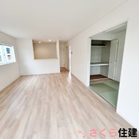 大田原市富士見第2　1号棟の居間・リビング|リビング横にはお洒落な和室も完備。