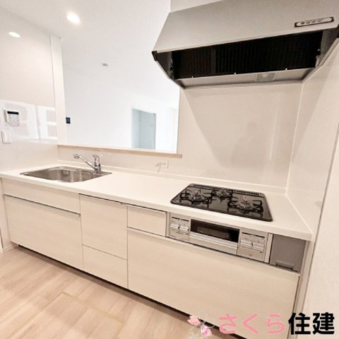 大田原市富士見第2　1号棟のキッチン|コンロは3つ口ガスコンロ、たくさん収納可能なシステムキッチンです。