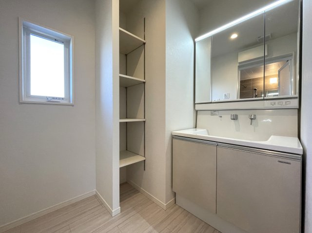 この地にこの仕様！洋瓦がなんともkawaii見た目cuteな実力派！【横浜市緑区三保町】新築戸建の独立洗面台|独立洗面化粧台が付いています