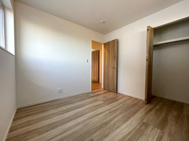 この地にこの仕様！洋瓦がなんともkawaii見た目cuteな実力派！【横浜市緑区三保町】新築戸建の洋室|明るい洋室です