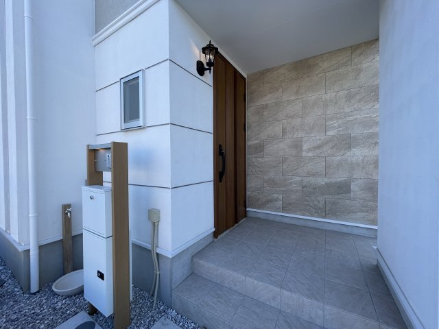 この地にこの仕様！洋瓦がなんともkawaii見た目cuteな実力派！【横浜市緑区三保町】新築戸建の玄関|落ち着いた玄関です