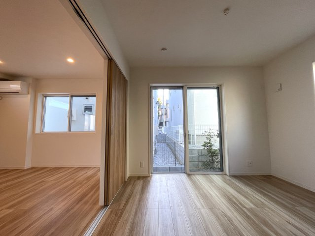 この地にこの仕様！洋瓦がなんともkawaii見た目cuteな実力派！【横浜市緑区三保町】新築戸建の居間・リビング|おしゃれなリビングです