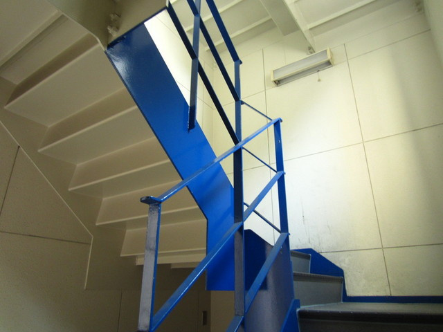 駒込Ｋ＆Ｍビルのその他共用部分|鮮やかなブルーの階段！
