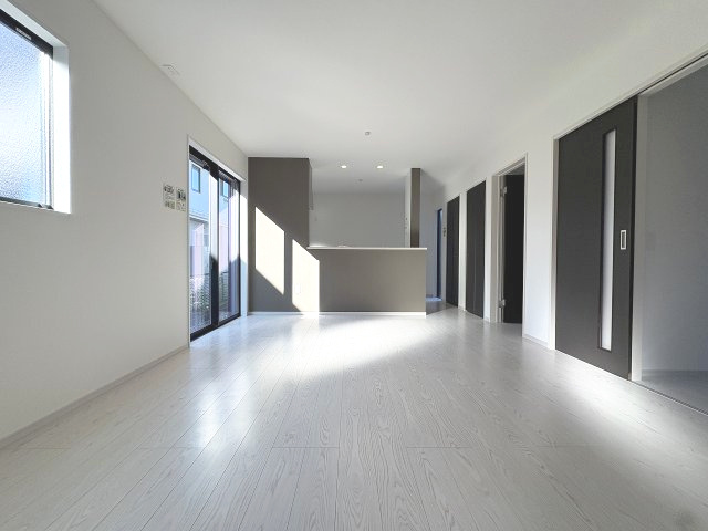 【居間・リビング】 | 福岡市南区中尾1丁目3期　2号棟（全2棟）【仲介手数料無料・0円】 | 現地写真。リビングです。