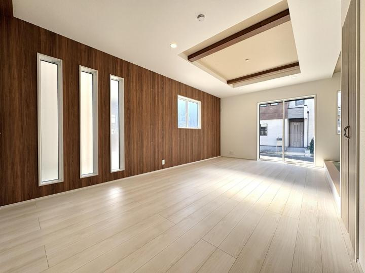 【Blooming Garden】東久留米市花小金井下里の居間・リビング|リビングにWIC収納を設けました！荷物の多い方もすっきりお部屋をお使い頂けます♪