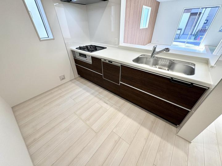 【Blooming Garden】東久留米市花小金井下里のキッチン|収納力豊富、爽やかなシステムキッチンを用意しております。さっと拭き取るだけで汚れが簡単にとれますので、キッチンスペースをいつでもすっきりとお使い頂けます。