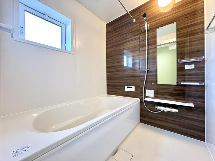 【Blooming Garden】東久留米市花小金井下里の浴室| ゆったりと一日の疲れを癒してくれる、オーバル型の浴槽を採用。浴室暖房換気乾燥機付きで、天候や時間に関わらず、洗濯物を気持ちよく乾かすことができます。