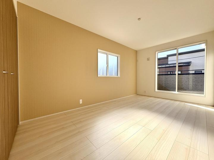 【Blooming Garden】東久留米市花小金井下里の洋室|2面採光を確保した明るい室内は、風通しも良く、大変居心地の良い空間となっております。