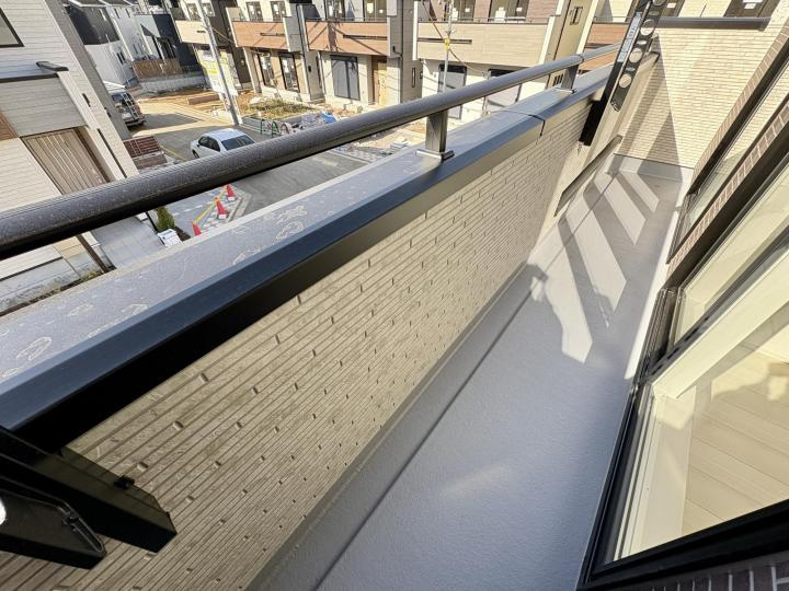 【Blooming Garden】東久留米市花小金井下里のバルコニー|前面の建物との距離が保たれており、日差しが差し込むバルコニー。洗濯物も気持ちよく乾かすことができます。高さ調節が可能な物干し金物を設置しており、干す物によって調整可能です。