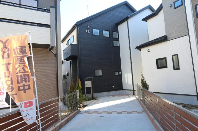 【Blooming Garden】東久留米市花小金井下里の外観|商業施設が点在する、所沢街道・新小金井街道へカーアクセス