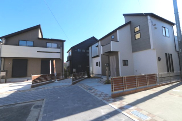 【Blooming Garden】東久留米市花小金井下里の外観|折上天井やアクセントクロスなど、こだわりの内装デザインも魅力。