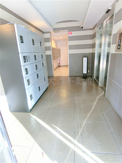 キャッスル・エイト東矢口のエントランス|防犯カメラTVモニター付オートロック宅配BOXメールBOX管理人室