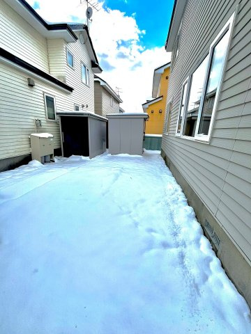 東苗穂13条1丁目の駐車場|タイヤや除雪道具などの収納も可能な物置付きです！