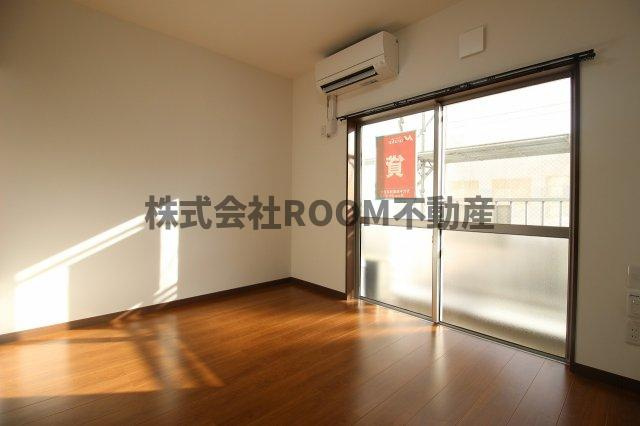 89.BLD（ハチキュウビル）の居間・リビング|こちらのリビングで趣味の時間をお楽しみください