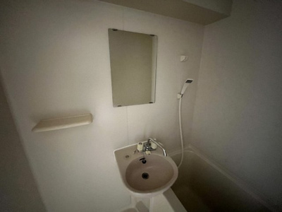 【洗面所】 | カンタル新大阪 | 明るい洗面所です