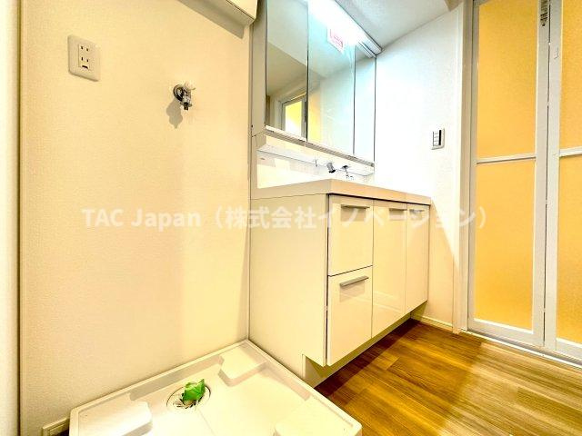 プライムコート川口北原台の独立洗面台|明るい洗面スペースは、使いやすさを徹底的に追求した設計です。忙しい朝も快適に自然と笑顔がこぼれる心地よいひとときを叶えます。毎日の身支度がスムーズに整う、家族みんなに優しい空間です。