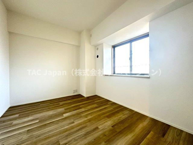 プライムコート川口北原台の洋室|明るさと落ち着きを兼ね備えた洋室。大きな窓から差し込む自然光が、心をやさしく満たしてくれる穏やかなプライベート空間です。